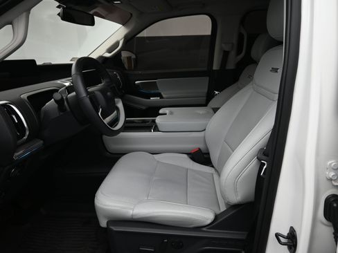 Used 2025 Ford Expedition Platinum w/ Driver's Package image 17