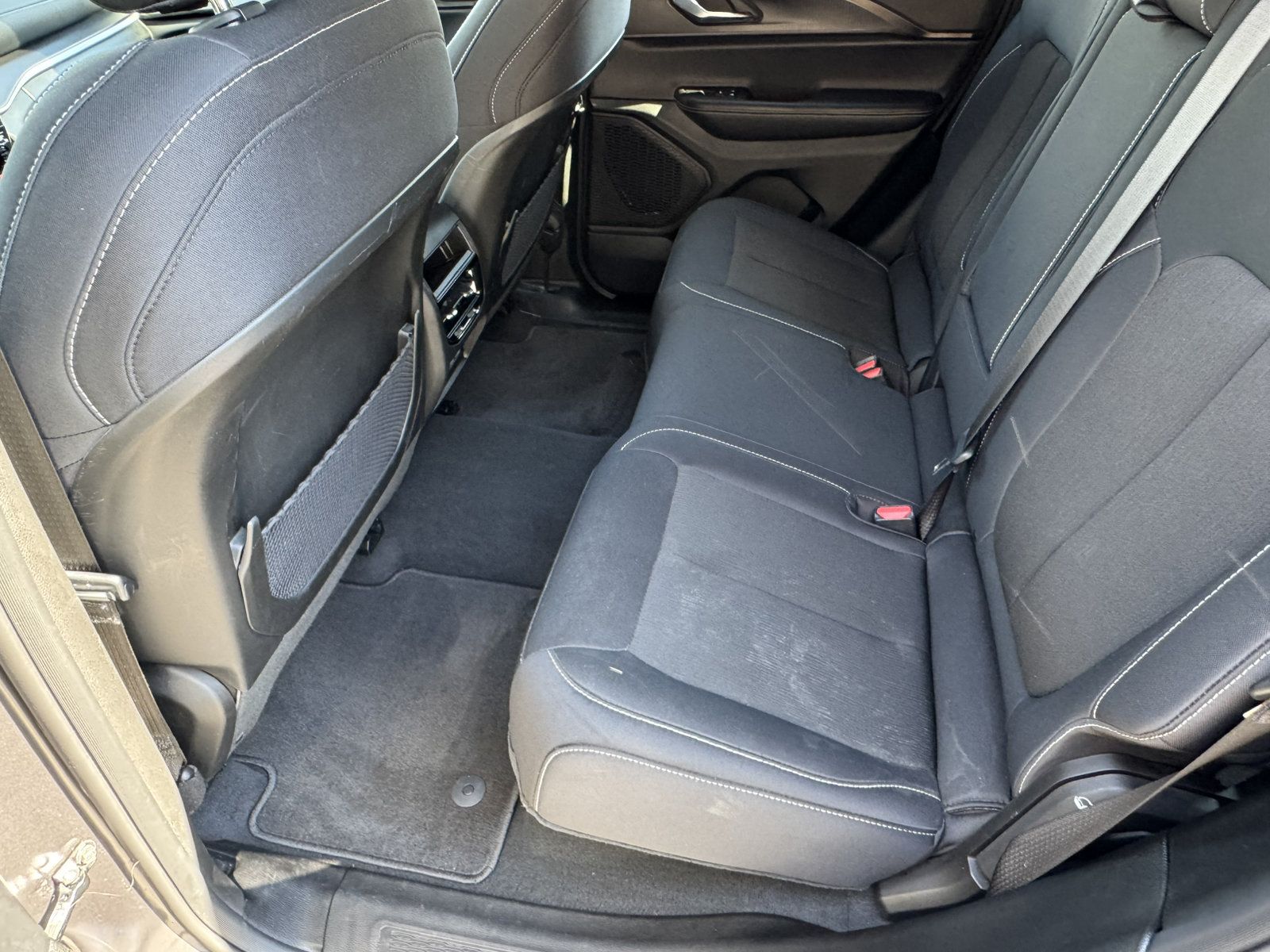 Used 2025 Jeep Grand Cherokee Laredo X w/ Luxury Tech Group I RWD image 23