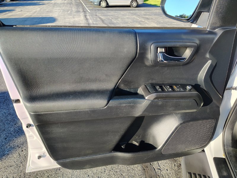 Used 2018 Toyota Tacoma TRD Sport AWD/4WD image 13