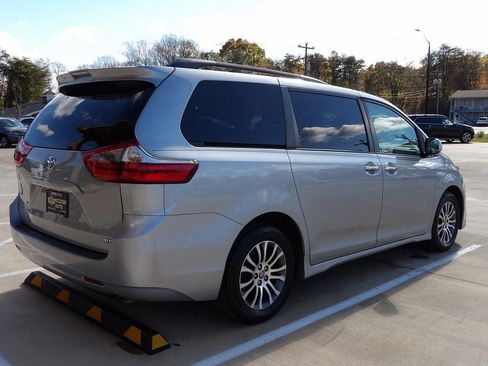 Used 2020 Toyota Sienna XLE image 5
