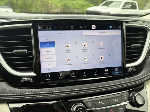 Used 2024 Chrysler Pacifica Limited FWD image 29