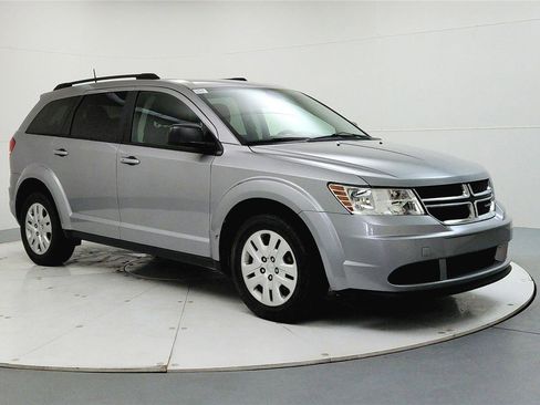 Used 2020 Dodge Journey SE image 1