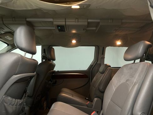 Used 2005 Chrysler Town & Country Limited FWD image 21