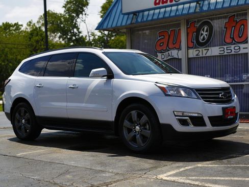 Used 2017 Chevrolet Traverse LT FWD image 2