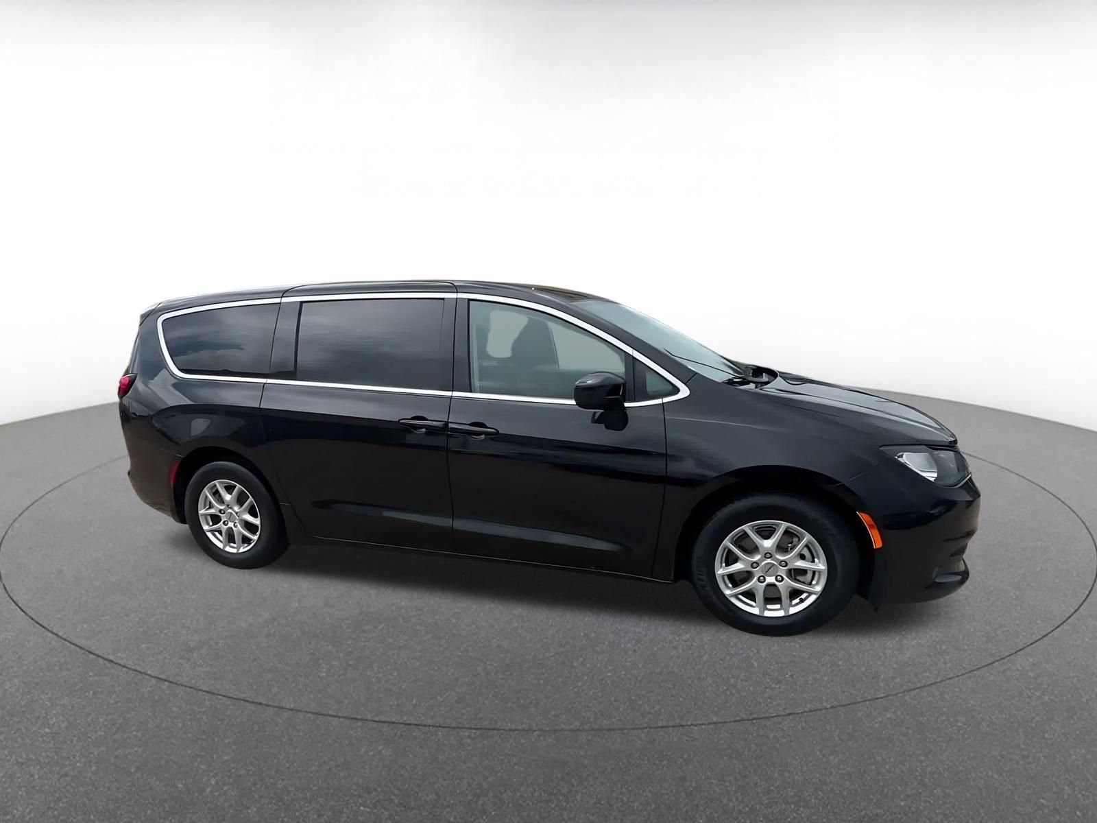 Used 2023 Chrysler Voyager LX FWD image 2