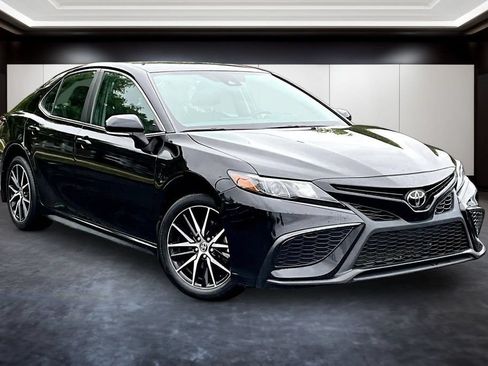 Used 2023 Toyota Camry SE FWD image 1