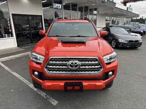 Used 2017 Toyota Tacoma TRD Sport w/ Tow Package AWD/4WD image 12