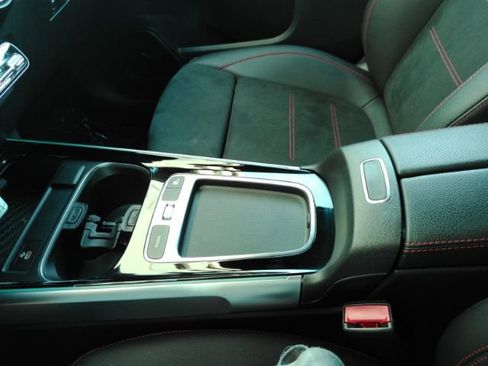 Used 2024 Mercedes-Benz GLB 250 image 44