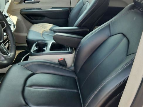 Used 2024 Chrysler Pacifica Touring-L FWD image 9