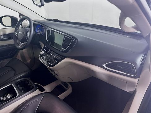 Used 2023 Chrysler Pacifica Touring-L image 32