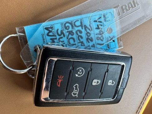 Used 2023 Jeep Grand Cherokee Summit w/ Luxury Tech Group V AWD/4WD image 34