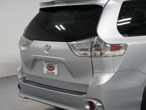 Certified 2020 Toyota Sienna SE FWD image 9