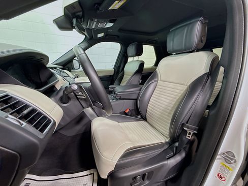 Used 2024 Land Rover Discovery Metropolitan Edition image 5