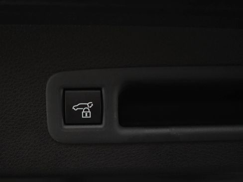 Used 2025 Toyota Sienna Limited AWD/4WD image 20