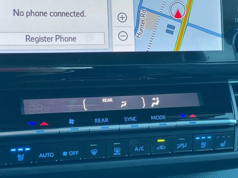 Used 2024 Toyota Sienna XSE image 4