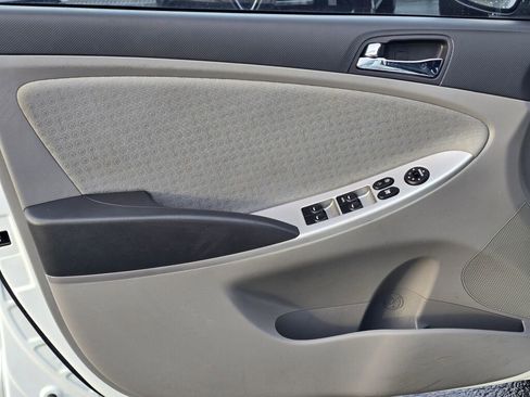 Used 2014 Hyundai Accent SE w/ Option Group 3 image 12