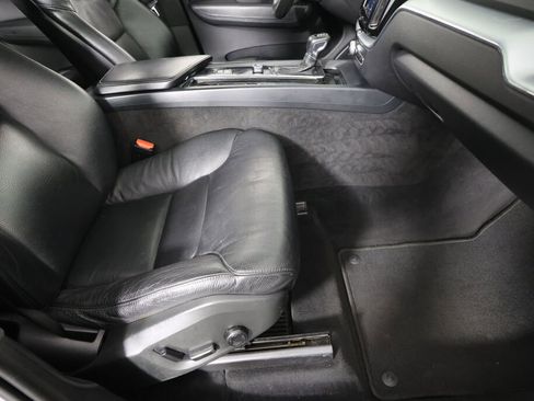 Used 2018 Volvo XC60 T5 Momentum w/ Vision Package image 27