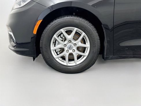 Used 2025 Chrysler Pacifica Select FWD image 17