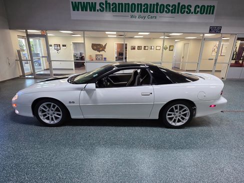 Used 2002 Chevrolet Camaro Z28 w/ SS Performance/Appearance Pkg RWD image 11