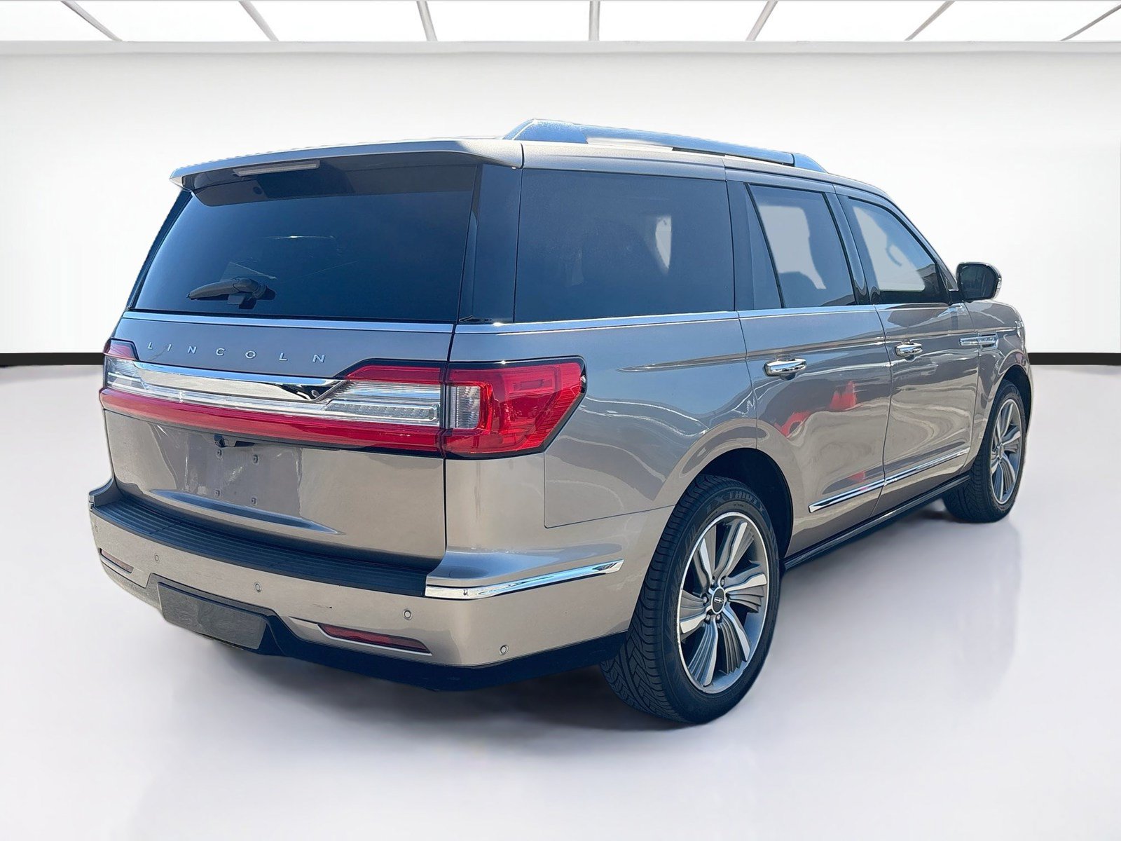 Used 2018 Lincoln Navigator Select w/ Technology Package RWD image 4