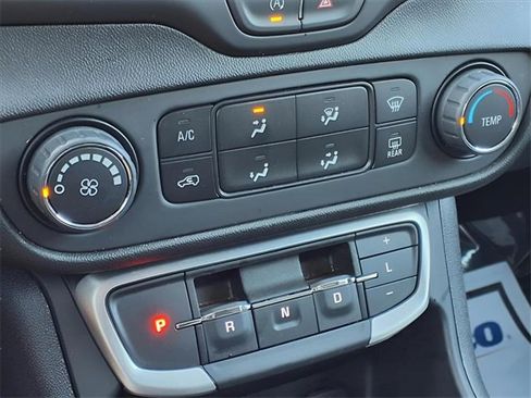 Used 2024 GMC Terrain SLE image 13