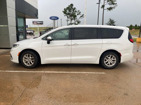 Used 2023 Chrysler Pacifica Touring FWD image 2