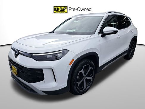 Used 2025 Volkswagen Tiguan SE image 1