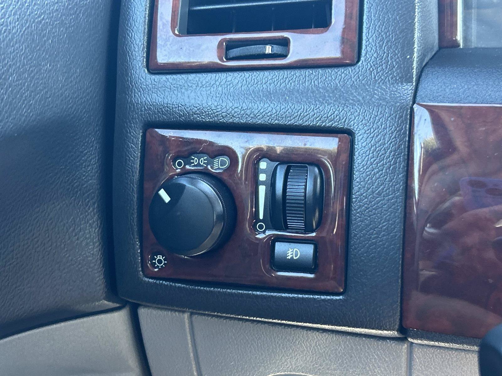 Used 2006 Chrysler 300 C w/ Navigation & Sound Group II RWD image 37