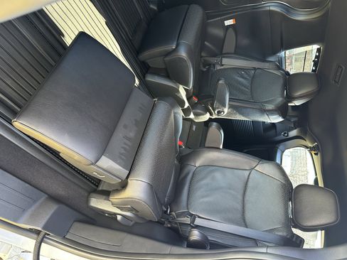 Used 2025 Toyota Sienna Limited image 21