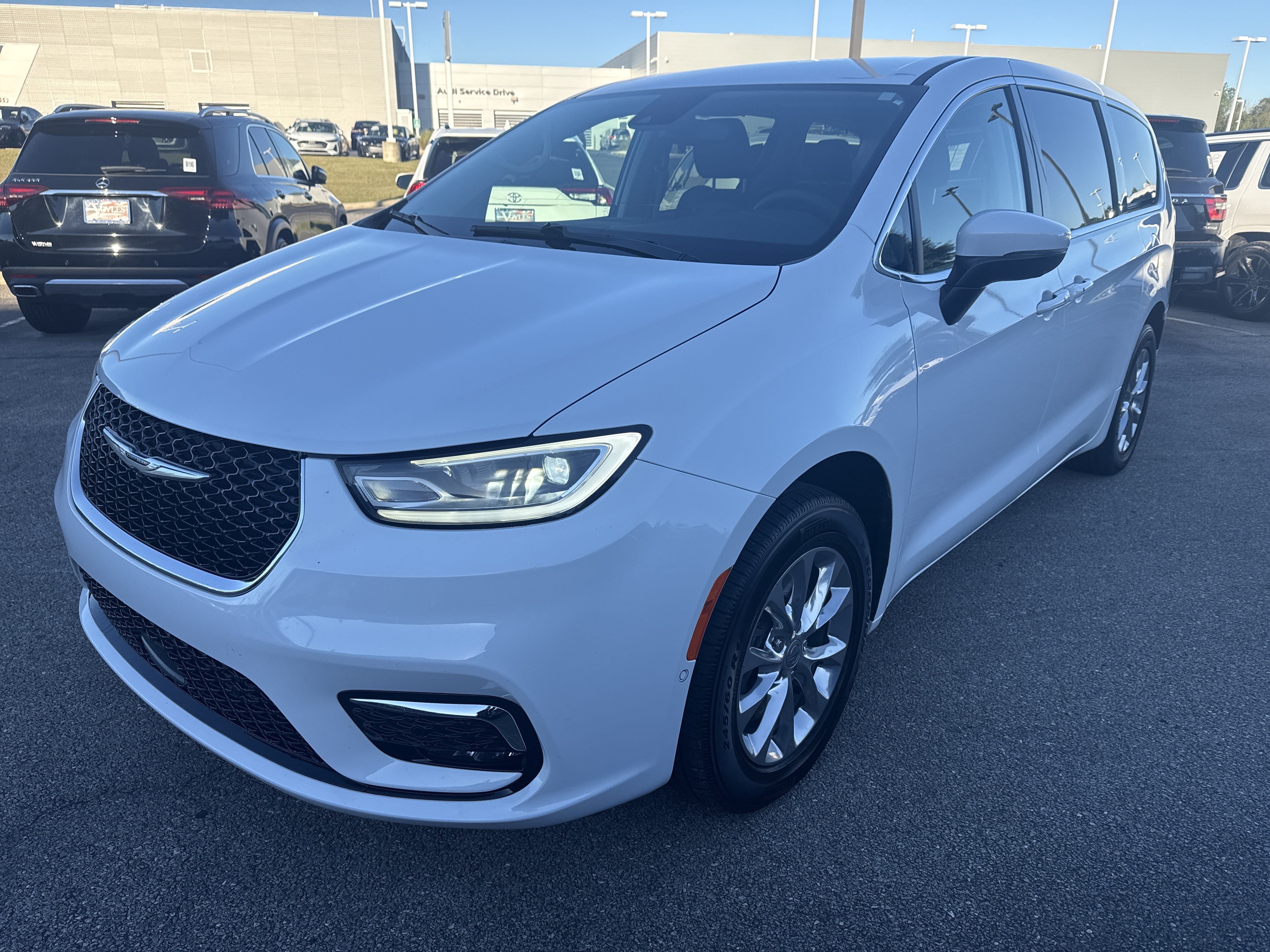 Used 2023 Chrysler Pacifica Touring-L w/ Uconnect Theater Family Group AWD/4WD image 3