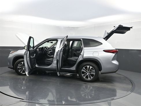 Used 2022 Toyota Highlander XLE image 39