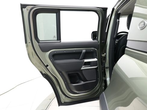 Used 2022 Land Rover Defender 110 SE image 39