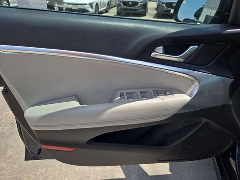 Used 2025 Genesis G70 2.5T RWD image 11