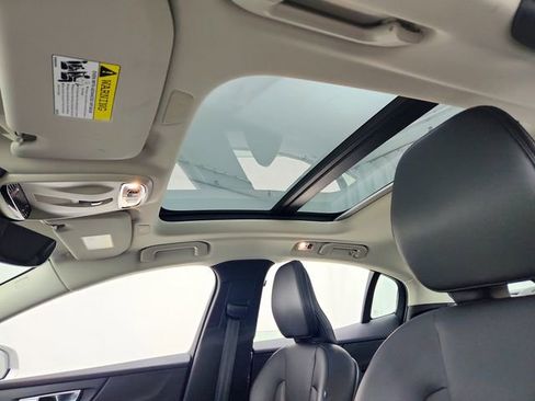 Used 2019 Volvo S60 T6 Momentum w/ Multimedia Package image 18