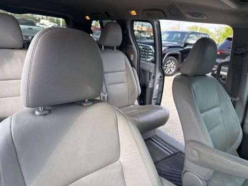 Used 2017 Toyota Sienna XLE image 18