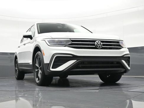 Used 2024 Volkswagen Tiguan SE image 29