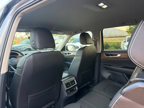 Used 2025 Volkswagen Atlas SE AWD/4WD image 20
