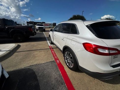 Used 2016 Lincoln MKX Reserve w/ Climate Package FWD image 3