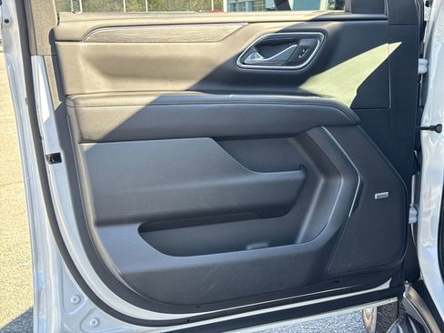 Used 2024 GMC Yukon SLT w/ SLT Premium Package image 14