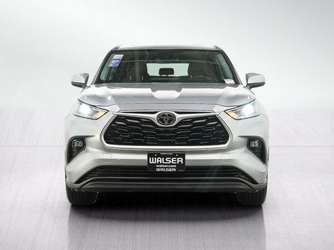 Used 2021 Toyota Highlander XLE AWD/4WD image 8