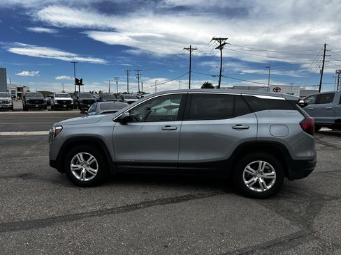 Used 2024 GMC Terrain SLE AWD/4WD image 2