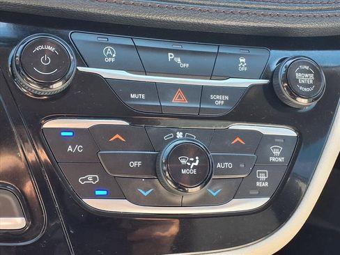 Used 2020 Chrysler Pacifica Limited image 23