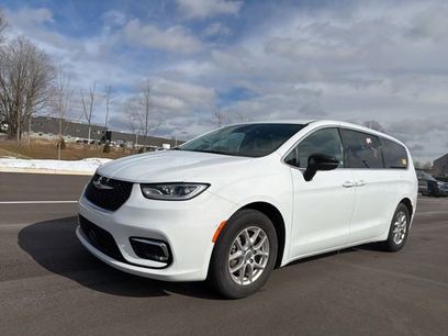 Used 2024 Chrysler Pacifica Touring-L