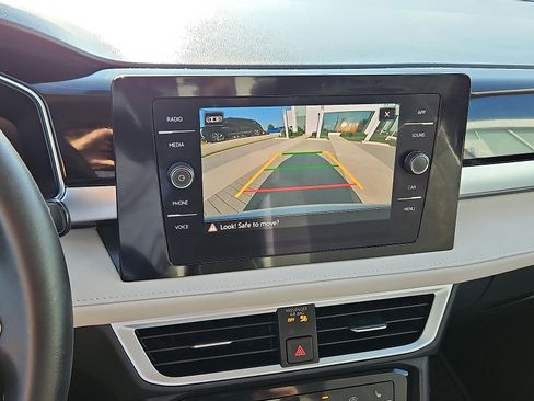 Certified 2025 Volkswagen Taos SE image 15