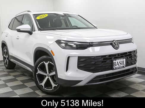 Used 2025 Volkswagen Tiguan SE w/ Panoramic Sunroof Package AWD/4WD image 2