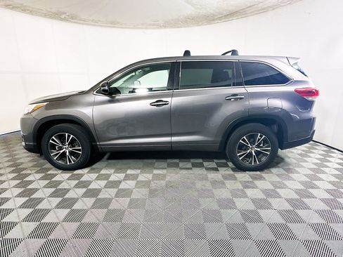 Used 2018 Toyota Highlander LE FWD image 6