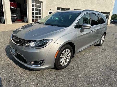 Used 2017 Chrysler Pacifica Touring-L FWD image 3