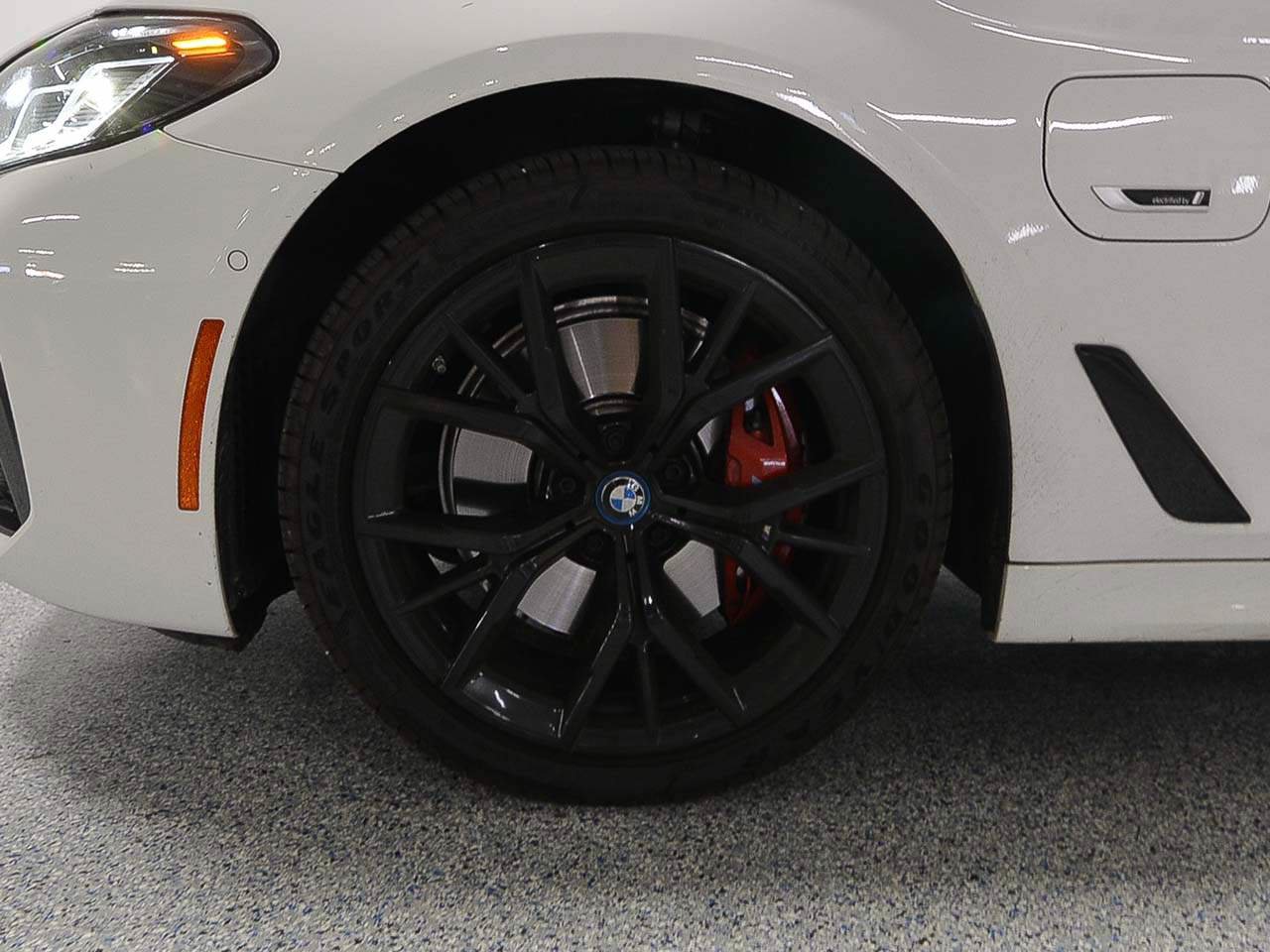 Used 2023 BMW 530e w/ M Sport Package RWD image 5