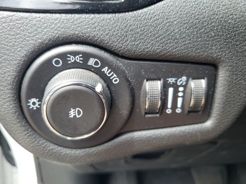 Used 2021 Jeep Cherokee Latitude Plus AWD/4WD image 19