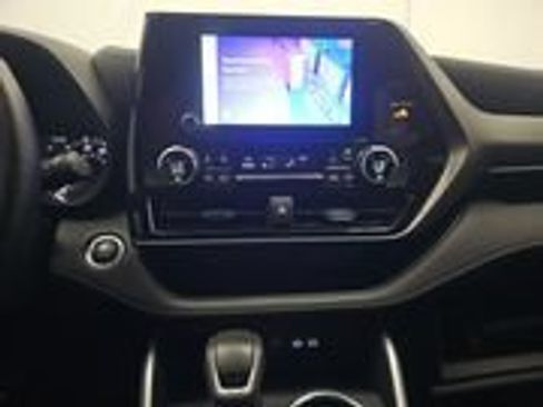 Used 2025 Toyota Highlander LE FWD image 11